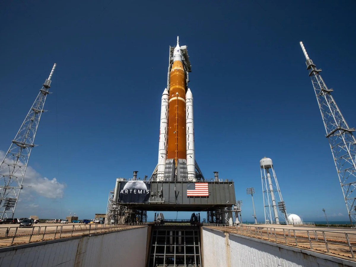 La NASA traslada el cohete SLS a la plataforma de lanzamiento para la histórica misión Artemis II