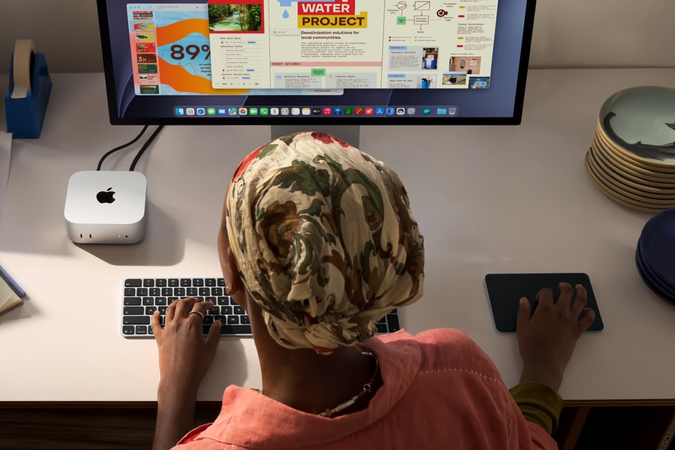 Nuevo Mac mini de Apple conectado a un monitor en un escritorio de trabajo