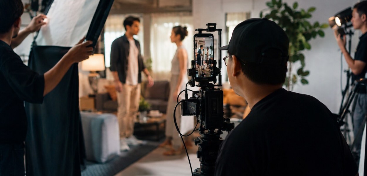 Equipo audiovisual grabando una escena dramática en formato vertical