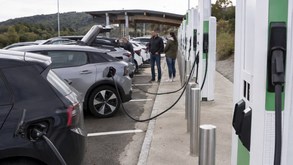 Varios coches eléctricos conectados a cargadores rápidos en una estación europea